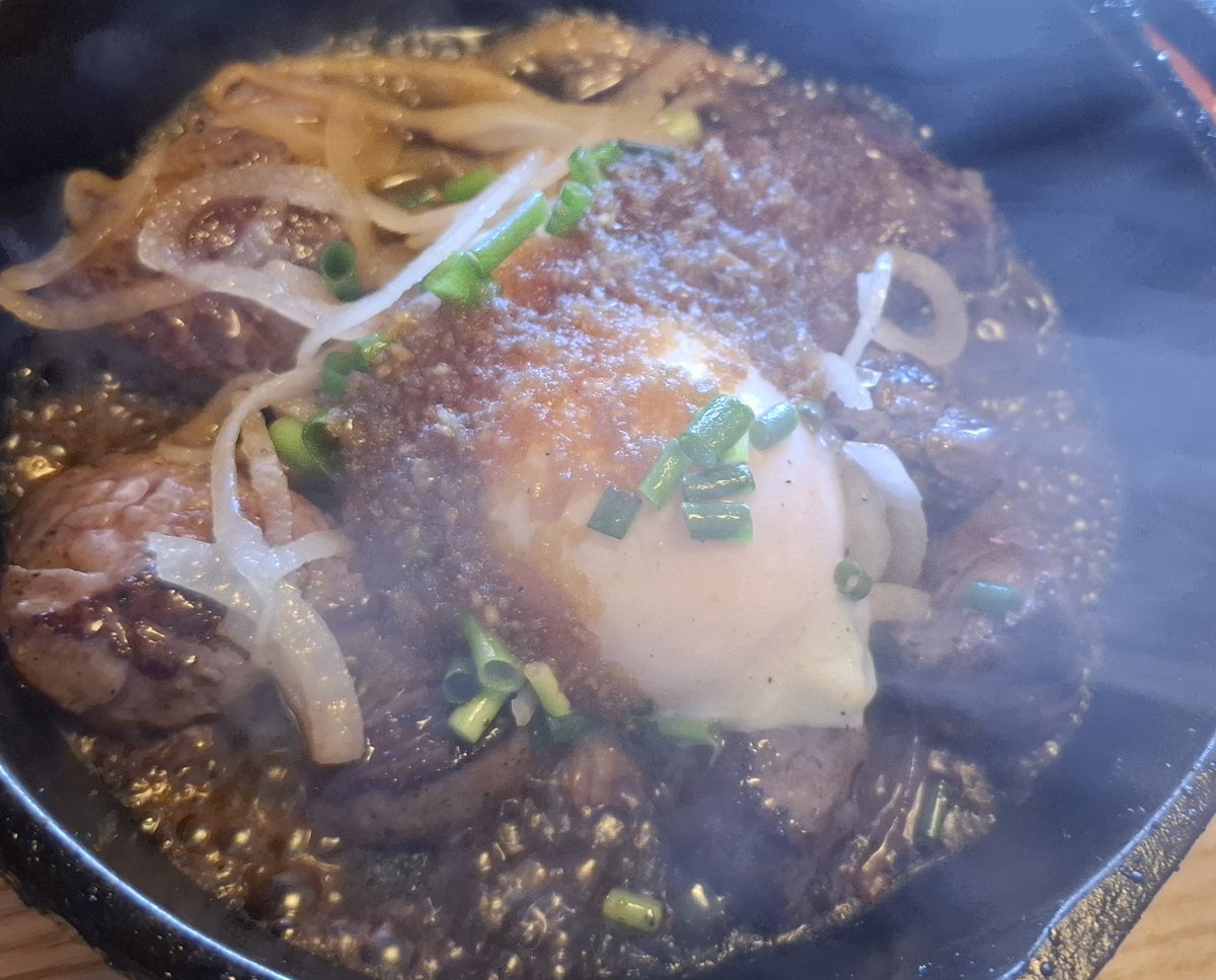 fuunya_mumunya's tweet photo. おひるのじか〜ん🎵
この前モグモグした #小山市 『#CafeQ』 さんの牛ハラミ鉄板焼定食の写真ペタ📸
マルシェなどイベントでお会いすることが多くて、久々のお店でのモグモグ(*≧ェ≦*)
アツアツめっちゃうまうまだったにゃ💛
みんなもぜひぜひ〜( ≧ェ≦)ノ
#小山市ランチ
#ふぅにゃおすすめのお店 https://t.co/AmmqxFe5aB