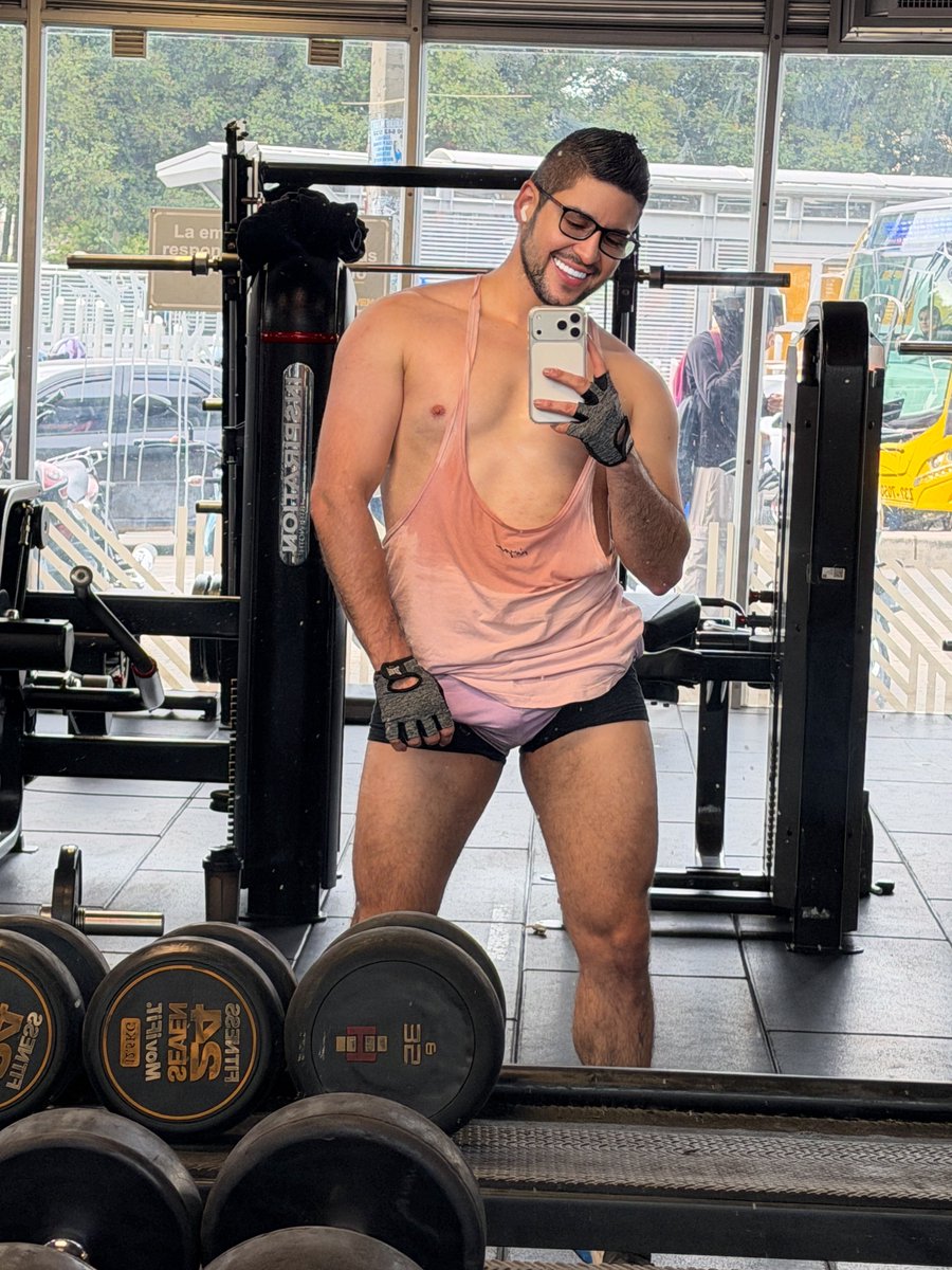 Rushhot's tweet photo. @SoyGaboND @CruisingDdas12 "Yo solo veo un gordo con un perrito" "Así son las urgidas de pene". Pues el hombre si tiene mejor forma que usted. https://t.co/DTa0g1DRTO