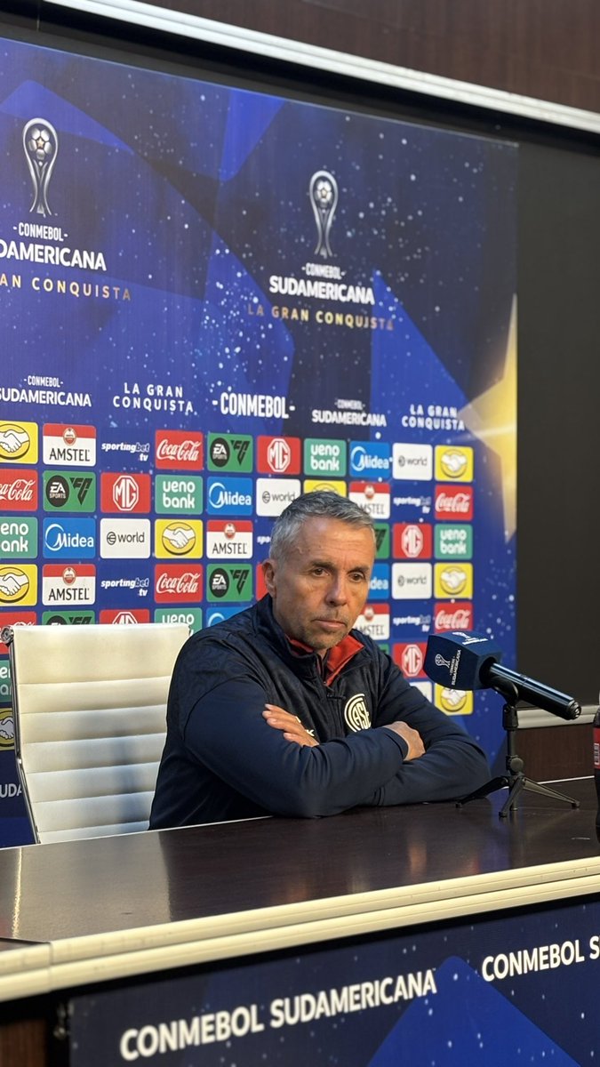 Román tweet media
