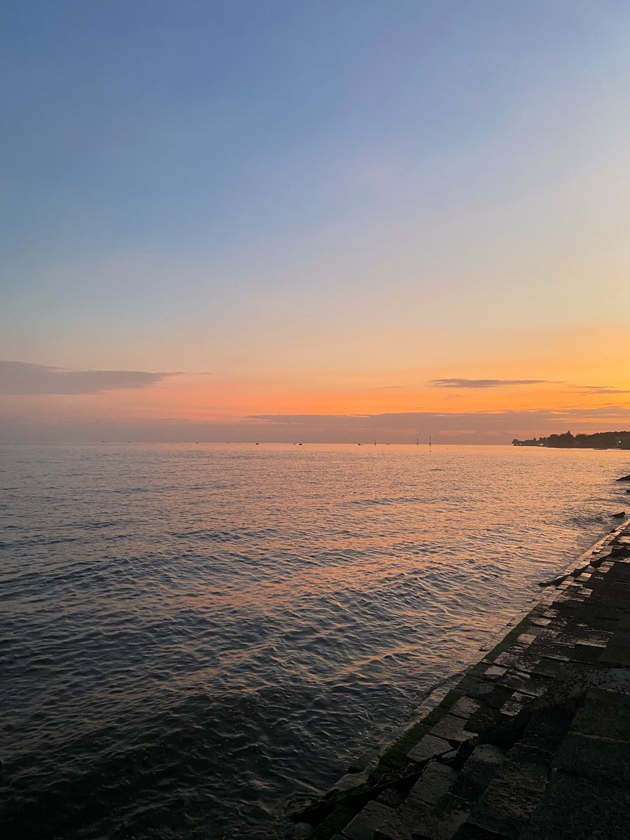 siekopathhh's tweet photo. Andai hidup itu seindah sunrise dan sunset… mungkin aku bakalan betah berlama” meratapinya :)) https://t.co/cnVmTEzFfw
