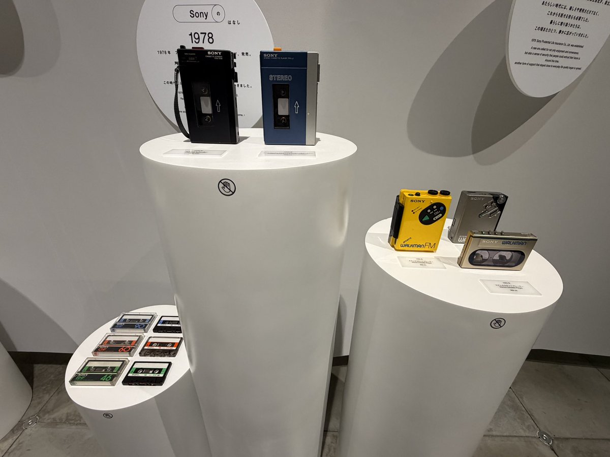 fieldcast5's tweet photo. 無印に加え銀座ソニービル「100.80.60.展」も覗いてきた。銀座の思い出を時代ごとに振り返るもの。私にとって銀座は未だにアウェーで思い出はあまりないのだけど、ウォークマンとか懐かしいものもあり、世の移り変わりを感じてきた文化人たちのエッセイは興味深かった。こちらも5/31まで。無料。 https://t.co/sF5Q51JudL