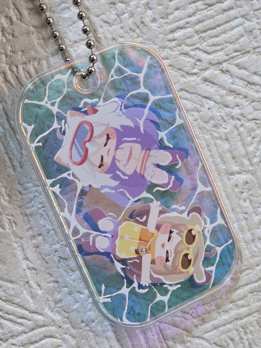 「バタコミチャーム届いた! オーロラ素材だから傾けるとサンセットな感じにもなって良」|ホオジロ鮫子のイラスト