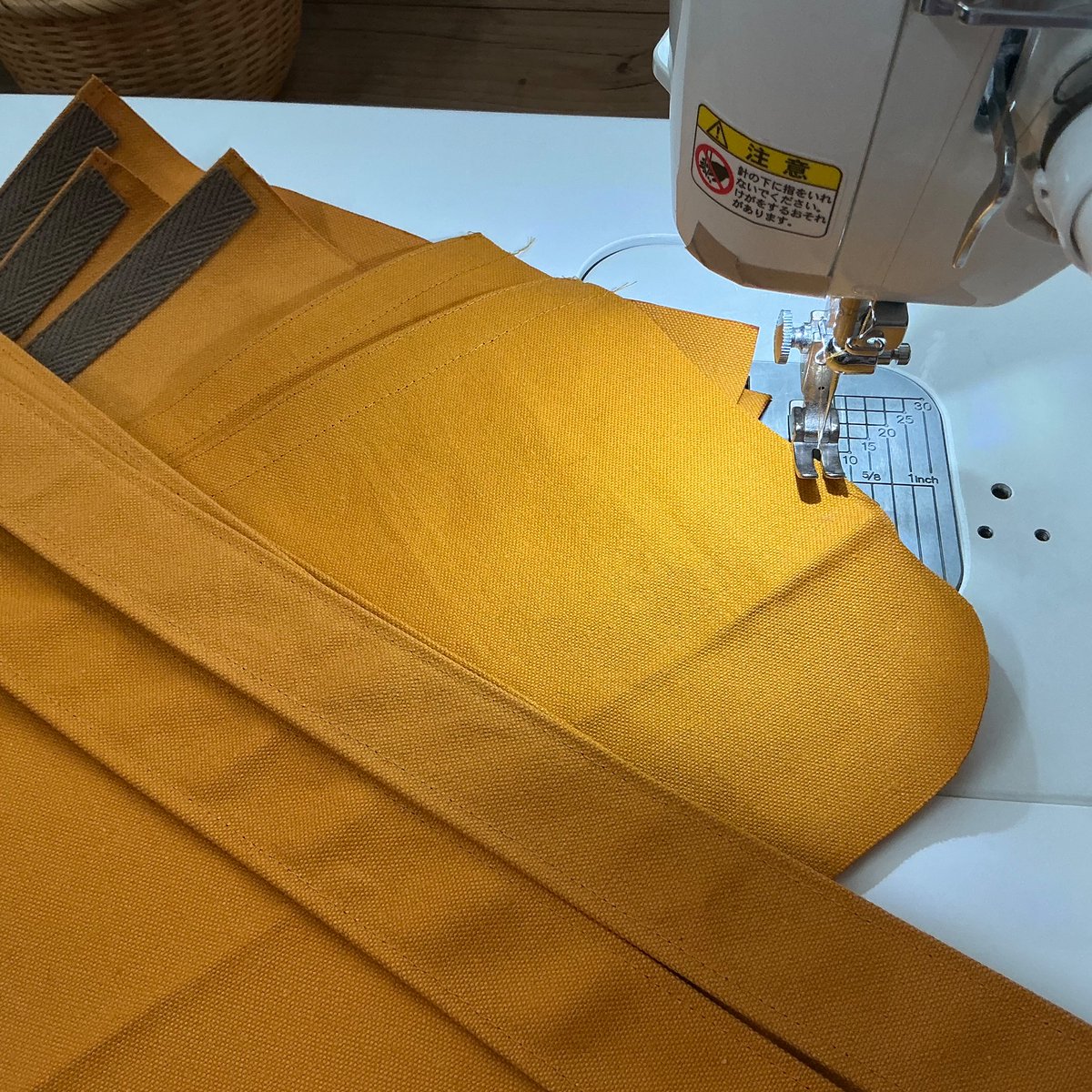 3dot_kobayashi's tweet photo. 欠品していたマスタードのA3、A4縦
ただいま製作中です🌻
裁断して、持ち手とポケットのパーツ完成🙌 https://t.co/oGUZ4VnQrG