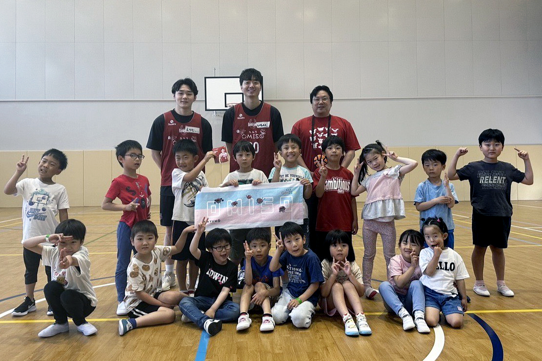 bambitiousnara's tweet photo. 🦌🏀児童発達支援"OMISO"訪問
5/24、#石井峻平 選手と #中谷衿夢 選手、#バンビシャス奈良 バスケットボールスクールコーチが、児童発達支援"#OMISO(オフィシャルパートナー株式会社 #AYUMO 様)"を訪問し、子どもたちとバスケットボールを通して楽しい時間を過ごしました✨️
🔗https://t.co/FbvgVj256R