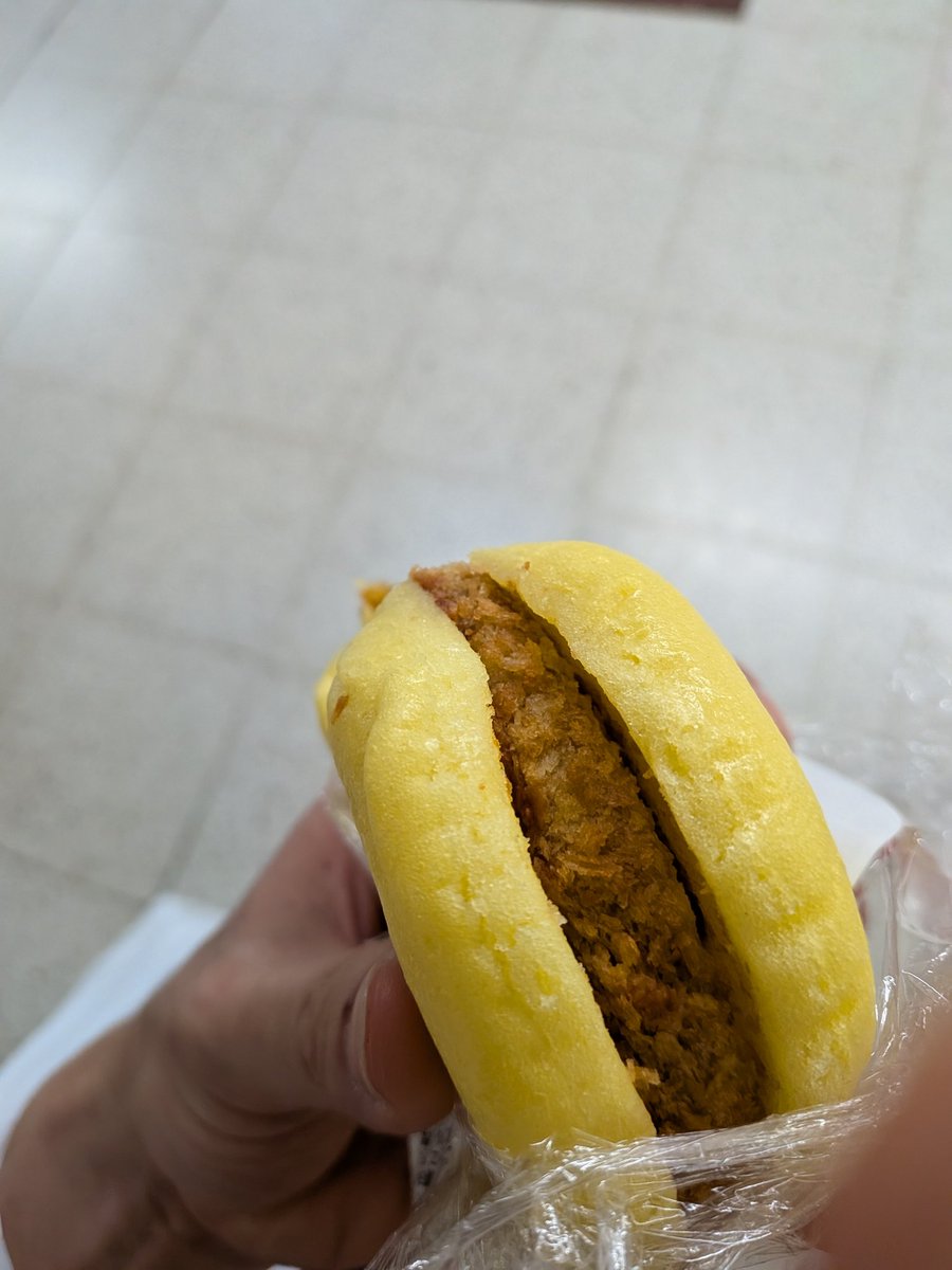 toki_shou's tweet photo. 蒸しパンのバーガーって斬新だなぁって思ったら台湾バーガーって有名だった⋯知らなかった
でもこのふわふわ生地に包まれてる濃い味付けの具材って結構個人的にも食べやすくて好きかも♪
行き慣れない駅ってこういう出会いもあってワクワクします＼(^o^)／ https://t.co/nxBJgLv5jN