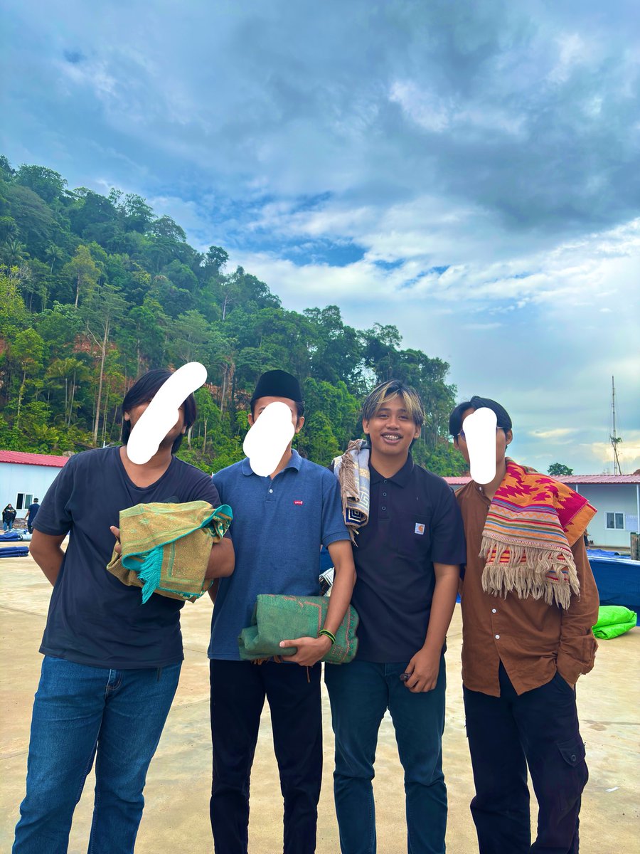 PabloMariaaaa's tweet photo. Outfit sholat eid seadanya di koper yang penting sholatnya, selamat lebaran mutual ku. selamat menikmati rendang, ketupat dan teman-temannya🙏🏻 https://t.co/Zckn4vJHuY