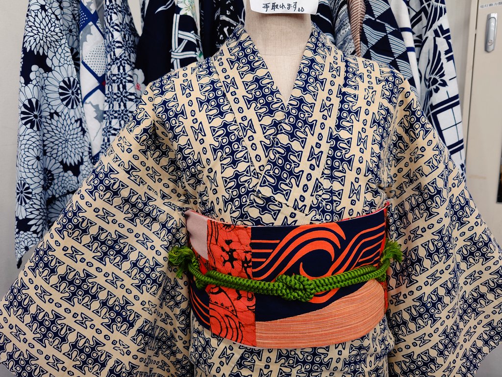 着せました。 アイヌ柄(民芸の)みたいな浴衣に半幅帯にしました