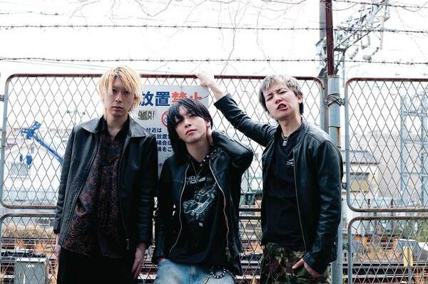 mikiki_tokyo_jp's tweet photo. 【インタビュー】
ジュウの音楽は希望になりえる――〈銃ではなく音楽を撃って自由を勝ち取る〉バンドが初のフル作『不自由で、自由』を語る （bounce）
https://t.co/7zyGEPncy0 

@jyu_band @xtaka73x @yoshiri_nn @k070725 @KOGARECORDS https://t.co/nNk039ijkM