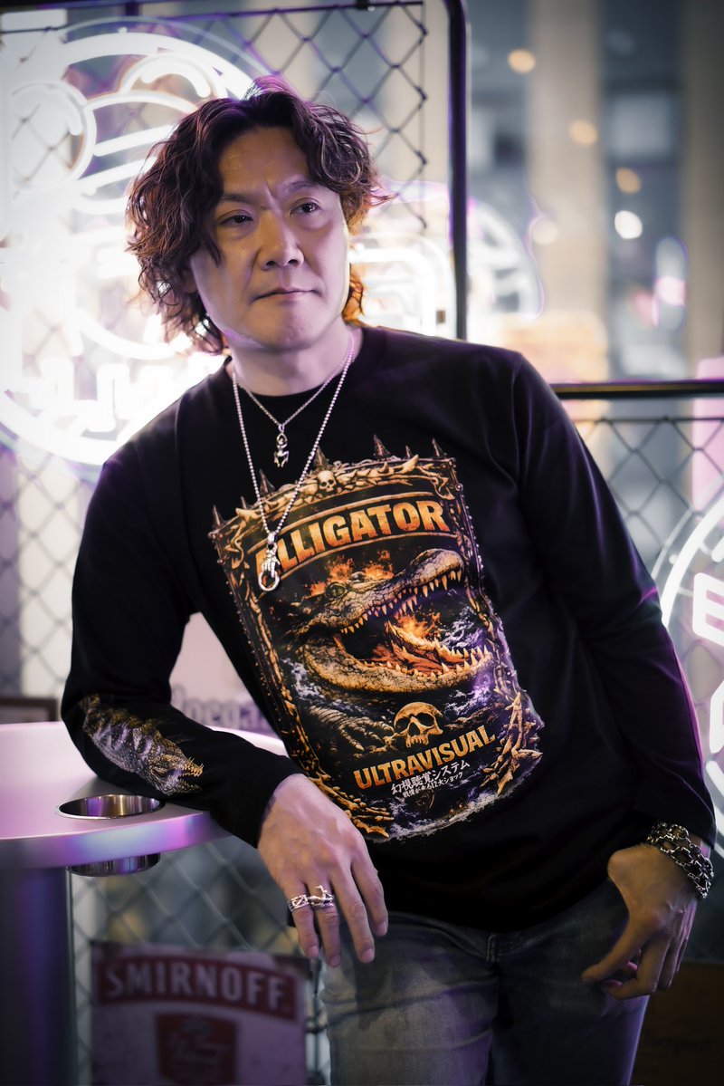 InfoRant3's tweet photo. 『ジョーズ』『グリズリー』と並ぶアニマルスリラーの傑作『アリゲーター』のロングスリーブTシャツ。ニューロティカのギタリストRYOさんが雰囲気のある着こなしでモデルを務めてくださいました。右袖には存在感たっぷりのアリゲーターの姿も描かれた豪華仕様になっています。
https://t.co/B4pT9Ad1jG https://t.co/xVSLssRsEJ