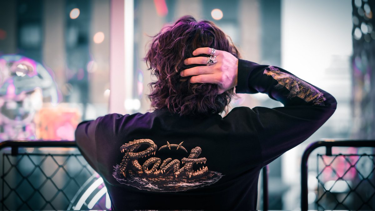 InfoRant3's tweet photo. 『ジョーズ』『グリズリー』と並ぶアニマルスリラーの傑作『アリゲーター』のロングスリーブTシャツ。ニューロティカのギタリストRYOさんが雰囲気のある着こなしでモデルを務めてくださいました。右袖には存在感たっぷりのアリゲーターの姿も描かれた豪華仕様になっています。
https://t.co/B4pT9Ad1jG https://t.co/xVSLssRsEJ