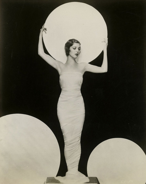 Suzanne08253534's tweet photo. Loretta Young, photographed by Underwood &amp; Underwood, 1920s https://t.co/CZvOirq9sU
