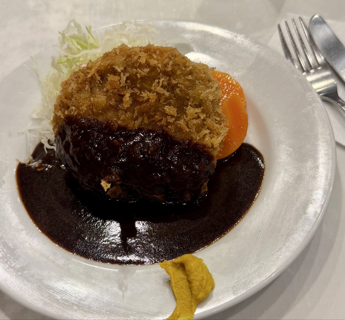Astro_AgeTaro's tweet photo. 三越前「レストラン桂」でメンチカツ😋
肉汁じゅわっと、とってもジューシー！
老舗洋食店らしい懐かしくて丁寧な味。
ランチは満席、さすがの人気店でした✨
#ランチ #日本橋 #グルメ #老舗洋食 https://t.co/UnVFhw6cOi