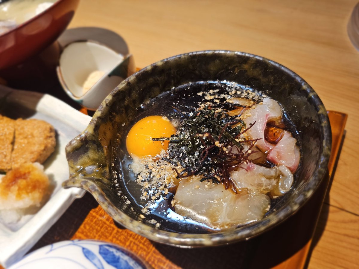 CubproJa10's tweet photo. 宇和島城登城口脇の一心さんで鯛めし定食じゃこ天付き
イメージしてた鯛めしと違って宇和島では出汁醤油ベースのタレに刺身の鯛と生卵、海藻などが入ったものを混ぜて、ご飯に掛けながら頂くスタイル。
これがまた絶品🤤
こつぶちゃん！ありがとう！！
#宇和島
#一心
#鯛めし https://t.co/Rp0IndPuQD