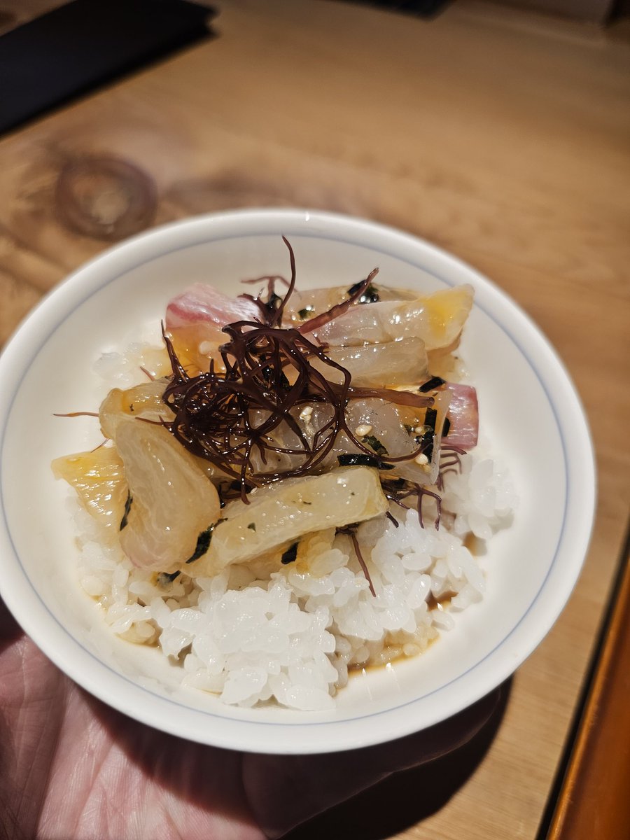 CubproJa10's tweet photo. 宇和島城登城口脇の一心さんで鯛めし定食じゃこ天付き
イメージしてた鯛めしと違って宇和島では出汁醤油ベースのタレに刺身の鯛と生卵、海藻などが入ったものを混ぜて、ご飯に掛けながら頂くスタイル。
これがまた絶品🤤
こつぶちゃん！ありがとう！！
#宇和島
#一心
#鯛めし https://t.co/Rp0IndPuQD
