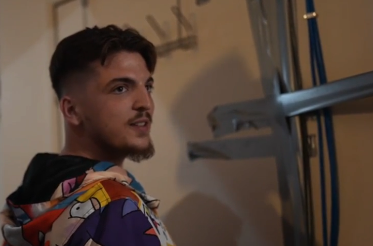 BokchoyStream's tweet photo. Jon Tapes the door, Freddie breaks it down, ill take it  #fishtanklive https://t.co/4F1whH5zQw