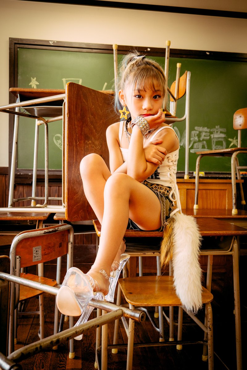 CWdPmw47YSrLHZs's tweet photo. 七星あいんさん　@ain__2017 
Xでff外でしたが偶然目に留まり奇跡的に初参加『衣装の多さ+教室貸切り』正直コレだけで撮影会に参加する意味があり過ぎて助かるのに加えてあいんさん自身のビジュの高さ+ポージングの豊富さ、モデルモード→小3女児になる可愛い瞬間
どれも貴重な体験に感謝でした😀 https://t.co/fyL0P6koPn