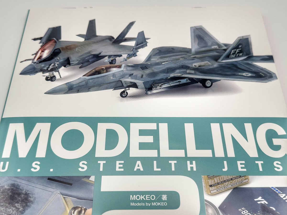 205Hobbies's tweet photo. 本日発売、MOKEOさんの新刊。

『MODELLING U.S. STEALTH JETS:
1/48アメリカステルス機の塗装テクニック』

F-22、YF-23、F-35など、
ステルス機ならではの塗装表現や質感づくりを学べる一冊です。

MOKEOさんの作品は、
ただ美しいだけでなく、
塗装の考え方や表現の積み重ねが本当に勉強になります。

ステルス機模型に興味がある方には、
ぜひ手に取っていただきたい本です。

購入先については、
MOKEOさんの投稿をご確認ください。

発売おめでとうございます！

Details matter.

#MOKEO #プラモデル
#航空機模型 #スケールモデル
#ステルス機