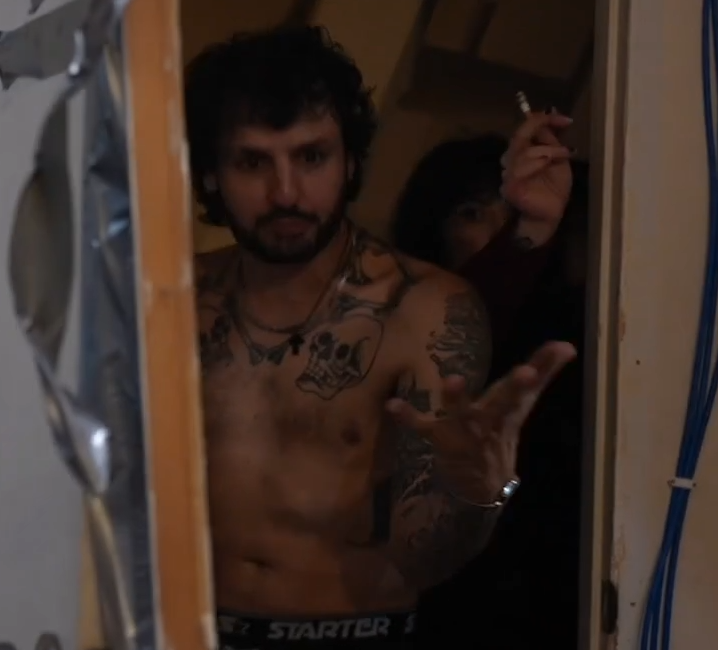 BokchoyStream's tweet photo. Jon Tapes the door, Freddie breaks it down, ill take it  #fishtanklive https://t.co/4F1whH5zQw