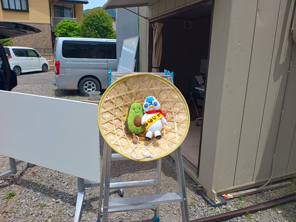 sekimo11960's tweet photo. 移転作業、順調に進んでいます✨
現場には“見守り隊”の
れんたろう&amp;アボちゃんも応援に📣
たくさんの笑顔や出会いが生まれるよう
準備を進めています。
新店舗での営業まで、もう少し。
引き続き応援よろしくお願いします！
#諏訪レンタカー #移転作業 
#長野県 #上諏訪駅 #レンタカー
#ぬい撮り https://t.co/wTtCJwEntF