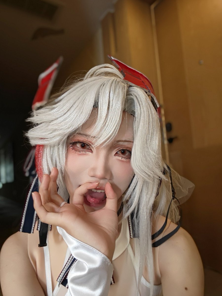 ebyhvq's tweet photo. 可以进来哦~指挥官~ https://t.co/ZnKqr8iP38
