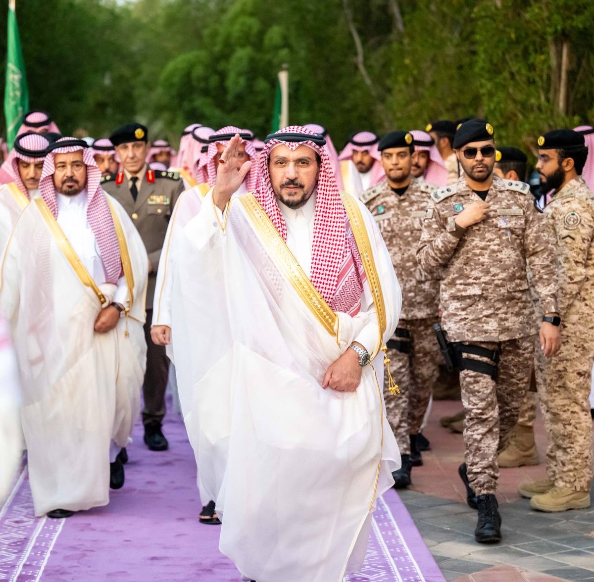 EmarahAlQassim's tweet photo. سمو #أمير_منطقة_القصيم، وسمو نائبه، يؤديان صلاة عيد الأضحى المبارك مع جموع المصلين بمدينة بريدة . https://t.co/5znagmLWI1