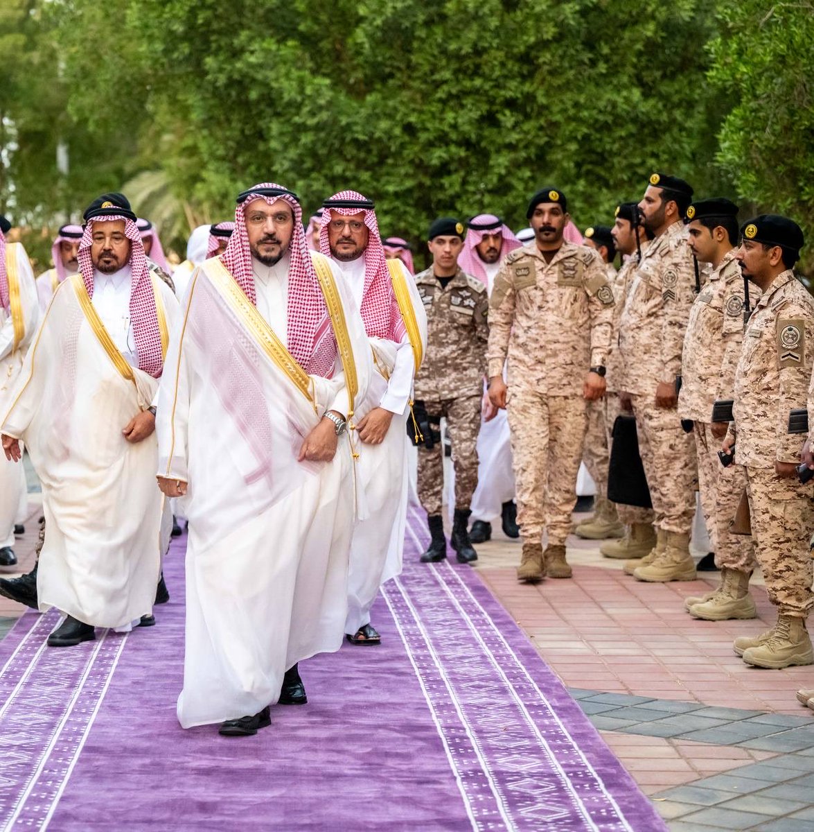 EmarahAlQassim's tweet photo. سمو #أمير_منطقة_القصيم، وسمو نائبه، يؤديان صلاة عيد الأضحى المبارك مع جموع المصلين بمدينة بريدة . https://t.co/5znagmLWI1