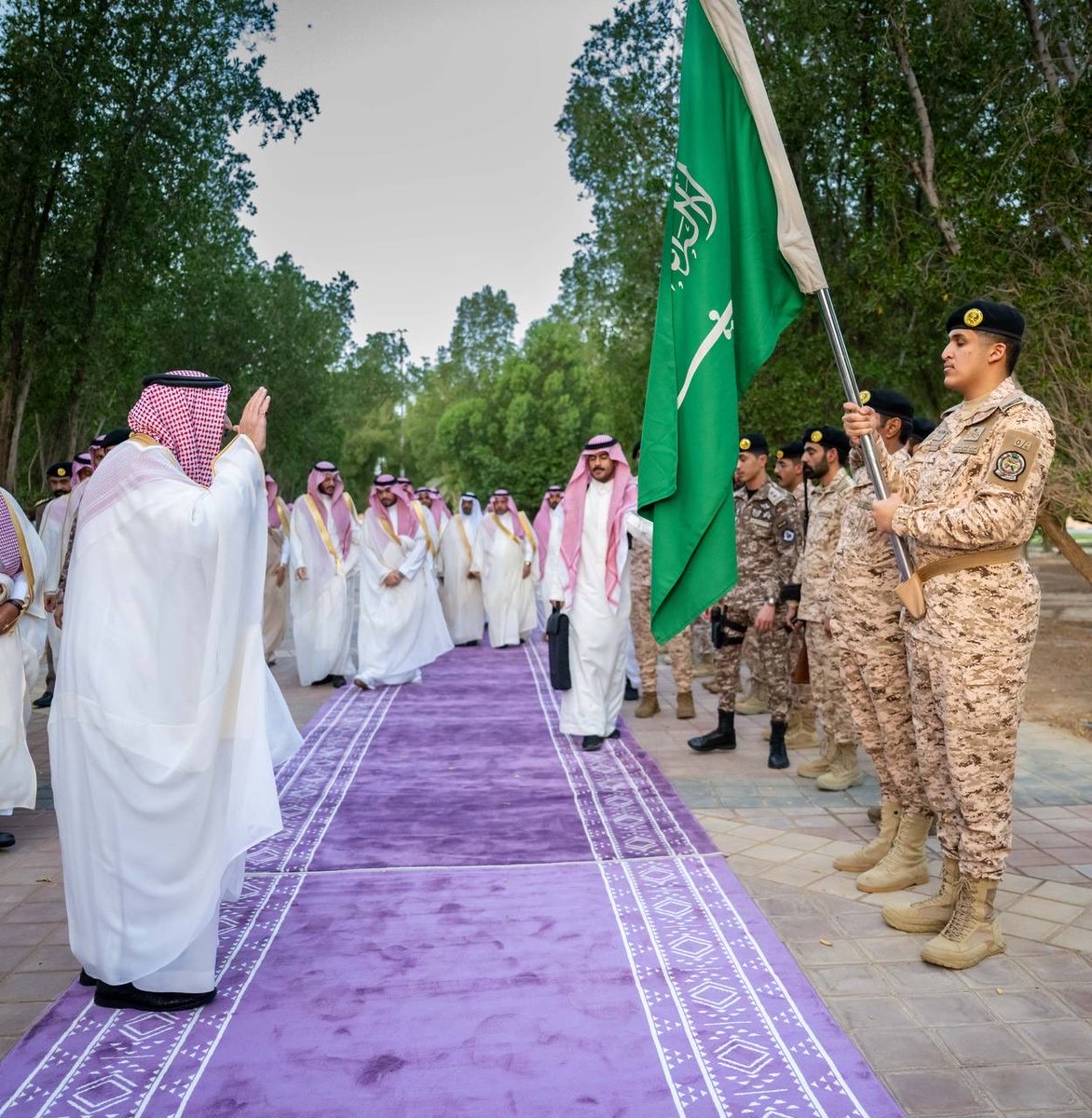 EmarahAlQassim's tweet photo. سمو #أمير_منطقة_القصيم، وسمو نائبه، يؤديان صلاة عيد الأضحى المبارك مع جموع المصلين بمدينة بريدة . https://t.co/5znagmLWI1