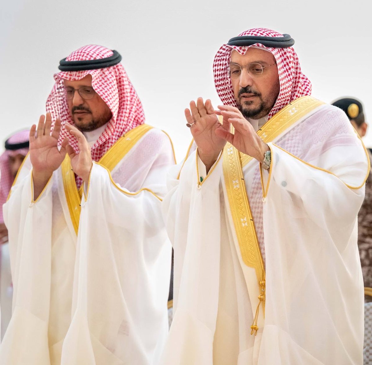 EmarahAlQassim's tweet photo. سمو #أمير_منطقة_القصيم، وسمو نائبه، يؤديان صلاة عيد الأضحى المبارك مع جموع المصلين بمدينة بريدة . https://t.co/5znagmLWI1