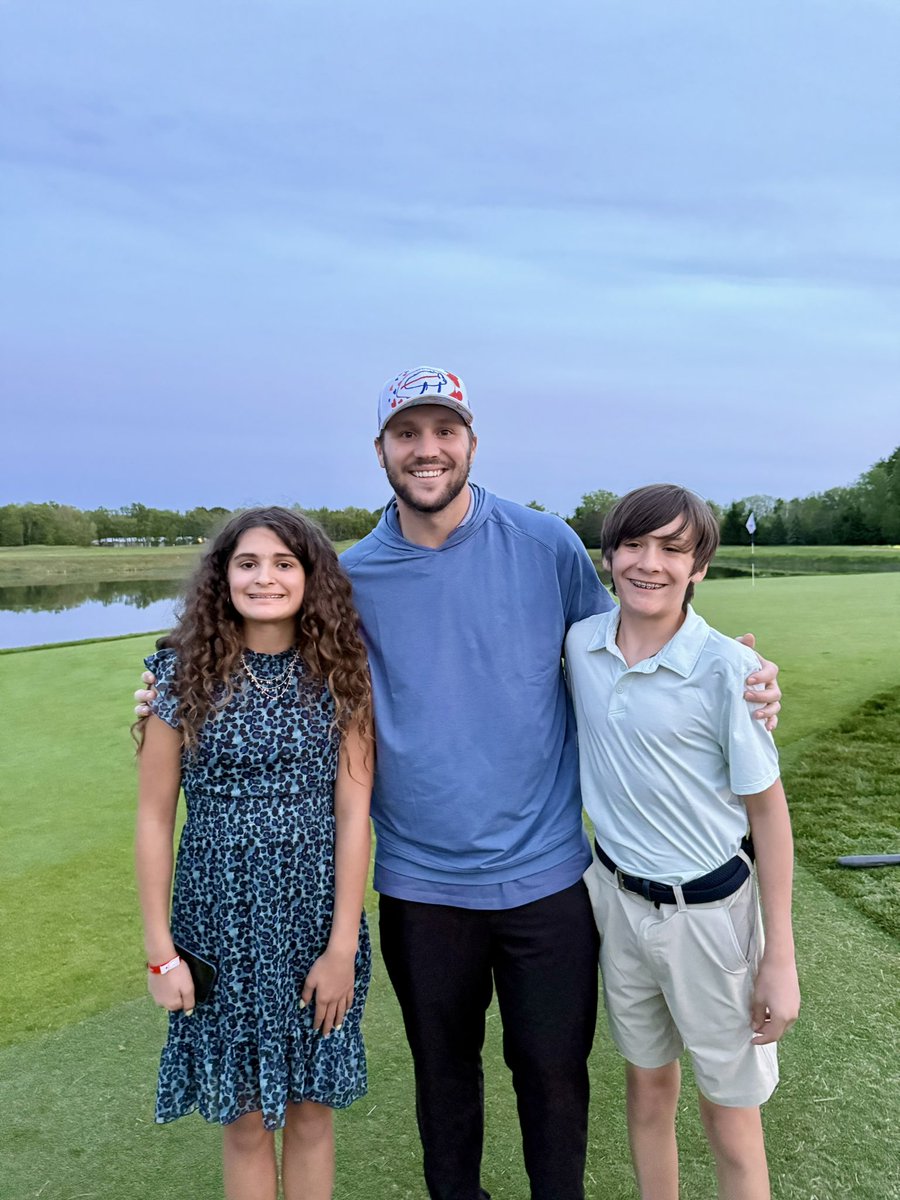 ellennotarius1's tweet photo. So proud of Jon and all the other golfers who played 117 holes for Children’s today. It took 15 hours, and is the equivalent of walking 40 miles. I’m convinced you will never find a professional athlete who is a better human being than Josh Allen. Such an incredible guy. 🥰 https://t.co/YKUVqKuETM
