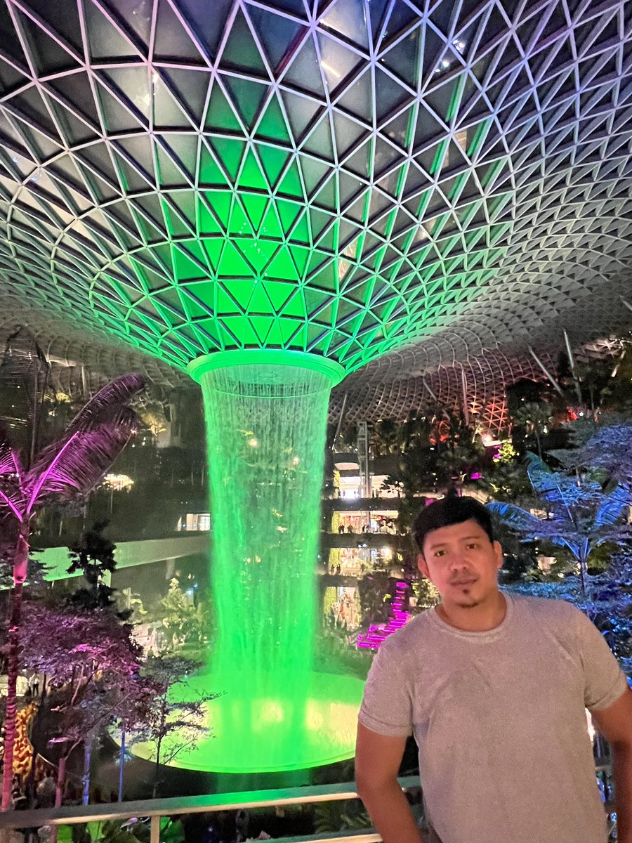 mrobmagic's tweet photo. The Rain Vortex at Jewel Changi is more beautiful at night. ✨ https://t.co/RlcEQ4Lu72