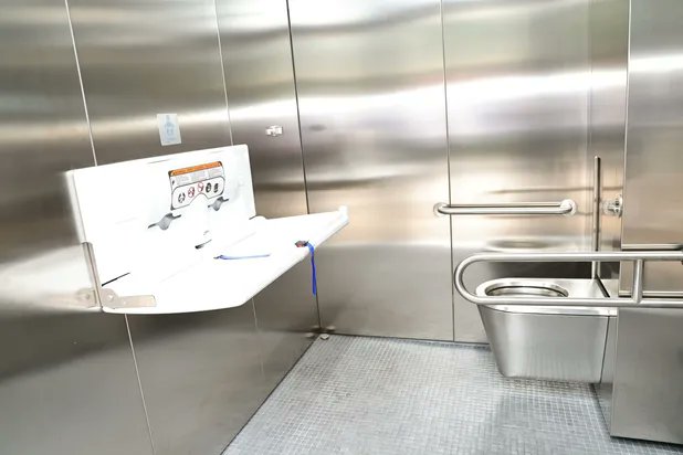 Milenio's tweet photo. ¡7 pesos por 9 minutos de uso en un baño inteligente! Todo lo que tienes que saber sobre los nuevos baños públicos instalados en la zona rosa de la CdMx.

A días de que comience el mundial de fútbol, esta tarde Clara Brugada informó el costo y método de pago para utilizar los baños portátiles con el objetivo de garantizar su uso.  https://t.co/Usj4jlpgV1