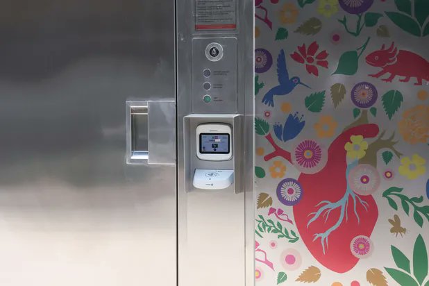 Milenio's tweet photo. ¡7 pesos por 9 minutos de uso en un baño inteligente! Todo lo que tienes que saber sobre los nuevos baños públicos instalados en la zona rosa de la CdMx.

A días de que comience el mundial de fútbol, esta tarde Clara Brugada informó el costo y método de pago para utilizar los baños portátiles con el objetivo de garantizar su uso.  https://t.co/Usj4jlpgV1