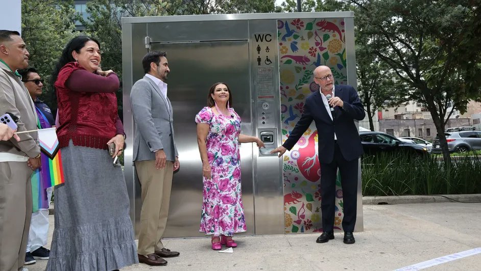Milenio's tweet photo. ¡7 pesos por 9 minutos de uso en un baño inteligente! Todo lo que tienes que saber sobre los nuevos baños públicos instalados en la zona rosa de la CdMx.

A días de que comience el mundial de fútbol, esta tarde Clara Brugada informó el costo y método de pago para utilizar los baños portátiles con el objetivo de garantizar su uso.  https://t.co/Usj4jlpgV1