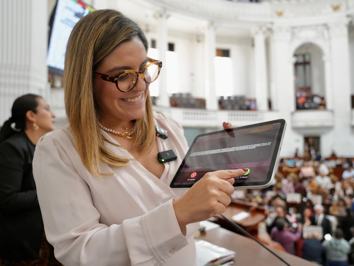 PDHCDMX's tweet photo. La #IESIDH acompañó a las y los diputados del @Congreso_CdMex en la discusión y aprobación, por unanimidad y con 64 votos a favor, de la Ley del Sistema Público de Cuidados de la Ciudad de México, iniciativa suscrita por la Jefa de Gobierno, @ClaraBrugadaM. 

Esta ley representa un avance histórico porque incorpora las opiniones y propuestas de organizaciones de la sociedad civil, colectivas feministas, personas cuidadoras y personas que reciben cuidados, recabadas durante las audiencias públicas realizadas por el Congreso capitalino.

“Porque los cuidados sostienen la vida. Los cuidados son herencia ancestral de nuestras madres y nuestras abuelas; los cuidados son cultura y son tejido social. Los cuidados se dan en familia, pero también hay mujeres que cuidan y sostienen sobre sus hombros comunidades enteras”, señaló la Presidenta de la Comisión de Igualdad de Género, Cecilia Vadillo.

Desde un enfoque de derechos humanos y perspectiva de género, esta legislación reconoce el cuidado como un derecho, una responsabilidad social y una tarea indispensable para construir igualdad, justicia y bienestar para todas las personas.

#SistemaDeCuidados #igualdadsustantiva 
#CiudadQueCuida