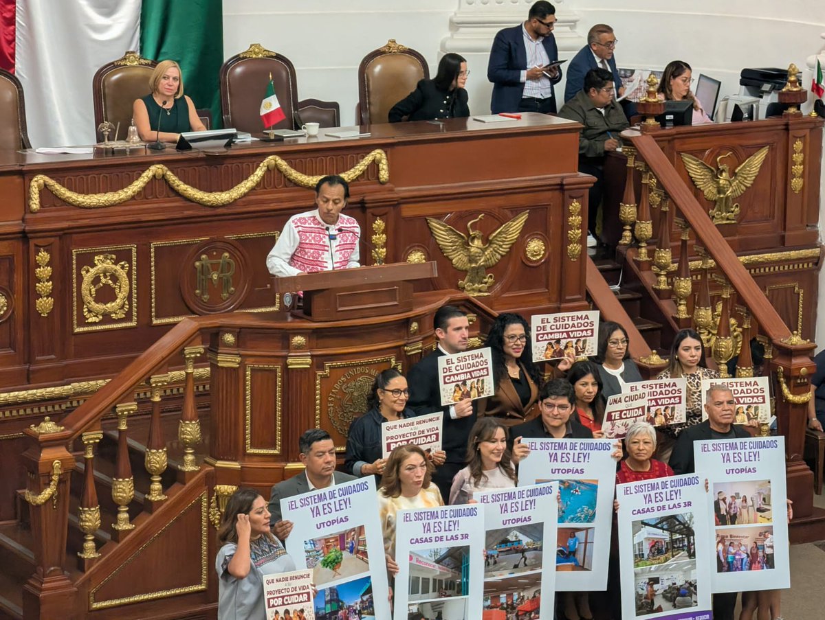 PDHCDMX's tweet photo. La #IESIDH acompañó a las y los diputados del @Congreso_CdMex en la discusión y aprobación, por unanimidad y con 64 votos a favor, de la Ley del Sistema Público de Cuidados de la Ciudad de México, iniciativa suscrita por la Jefa de Gobierno, @ClaraBrugadaM. 

Esta ley representa un avance histórico porque incorpora las opiniones y propuestas de organizaciones de la sociedad civil, colectivas feministas, personas cuidadoras y personas que reciben cuidados, recabadas durante las audiencias públicas realizadas por el Congreso capitalino.

“Porque los cuidados sostienen la vida. Los cuidados son herencia ancestral de nuestras madres y nuestras abuelas; los cuidados son cultura y son tejido social. Los cuidados se dan en familia, pero también hay mujeres que cuidan y sostienen sobre sus hombros comunidades enteras”, señaló la Presidenta de la Comisión de Igualdad de Género, Cecilia Vadillo.

Desde un enfoque de derechos humanos y perspectiva de género, esta legislación reconoce el cuidado como un derecho, una responsabilidad social y una tarea indispensable para construir igualdad, justicia y bienestar para todas las personas.

#SistemaDeCuidados #igualdadsustantiva 
#CiudadQueCuida