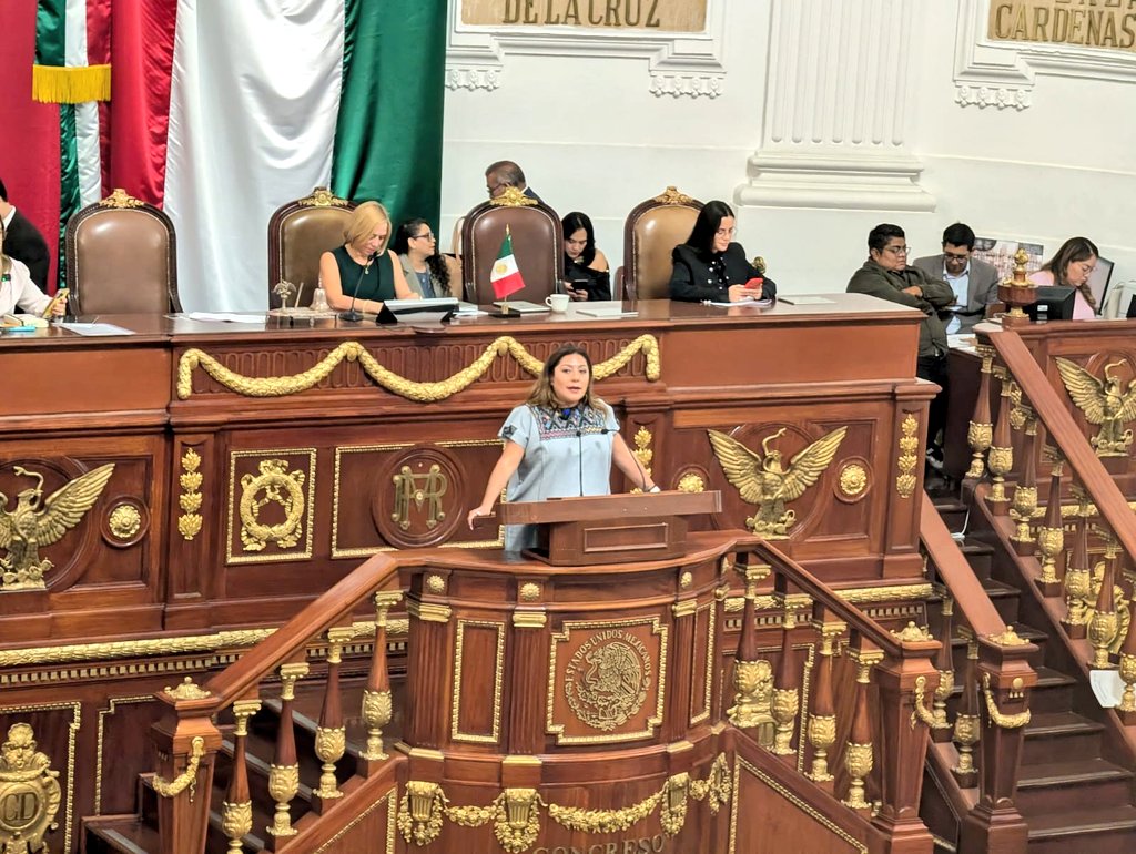 PDHCDMX's tweet photo. La #IESIDH acompañó a las y los diputados del @Congreso_CdMex en la discusión y aprobación, por unanimidad y con 64 votos a favor, de la Ley del Sistema Público de Cuidados de la Ciudad de México, iniciativa suscrita por la Jefa de Gobierno, @ClaraBrugadaM. 

Esta ley representa un avance histórico porque incorpora las opiniones y propuestas de organizaciones de la sociedad civil, colectivas feministas, personas cuidadoras y personas que reciben cuidados, recabadas durante las audiencias públicas realizadas por el Congreso capitalino.

“Porque los cuidados sostienen la vida. Los cuidados son herencia ancestral de nuestras madres y nuestras abuelas; los cuidados son cultura y son tejido social. Los cuidados se dan en familia, pero también hay mujeres que cuidan y sostienen sobre sus hombros comunidades enteras”, señaló la Presidenta de la Comisión de Igualdad de Género, Cecilia Vadillo.

Desde un enfoque de derechos humanos y perspectiva de género, esta legislación reconoce el cuidado como un derecho, una responsabilidad social y una tarea indispensable para construir igualdad, justicia y bienestar para todas las personas.

#SistemaDeCuidados #igualdadsustantiva 
#CiudadQueCuida