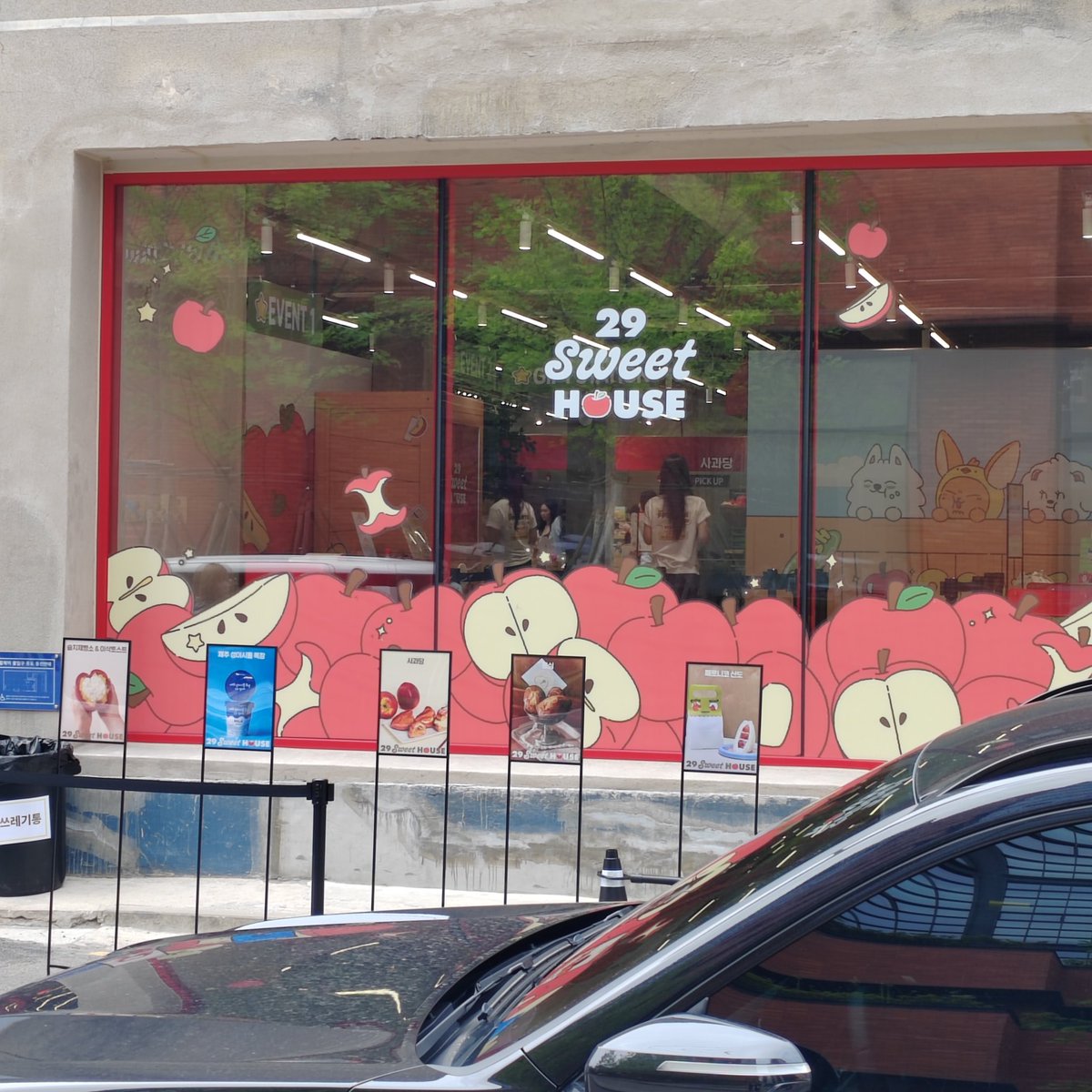 yawnzip's tweet photo. im in seoul rn but i can't get inside because i didn't get the reservation 😭 https://t.co/0TN0anggzi