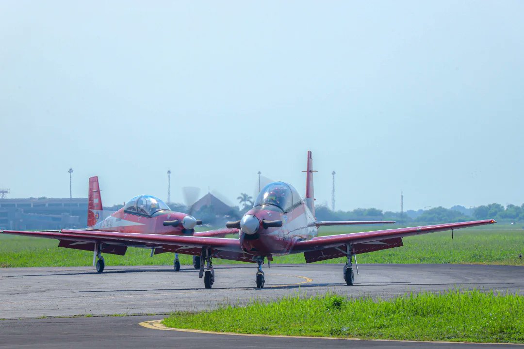 Jatosint's tweet photo. 🇮🇩🇧🇳 Indonesian Air Force #TNIAU Jupiter Aerobatic Team departed its home base in Yogyakarta for Brunei to take part in the Royal Brunei Armed Forces #RBAF 65th Anniversary Celebration (26/5)
📸@_TNIAU https://t.co/mKGJICS1bO