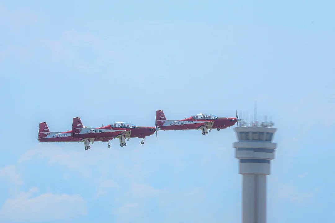 Jatosint's tweet photo. 🇮🇩🇧🇳 Indonesian Air Force #TNIAU Jupiter Aerobatic Team departed its home base in Yogyakarta for Brunei to take part in the Royal Brunei Armed Forces #RBAF 65th Anniversary Celebration (26/5)
📸@_TNIAU https://t.co/mKGJICS1bO