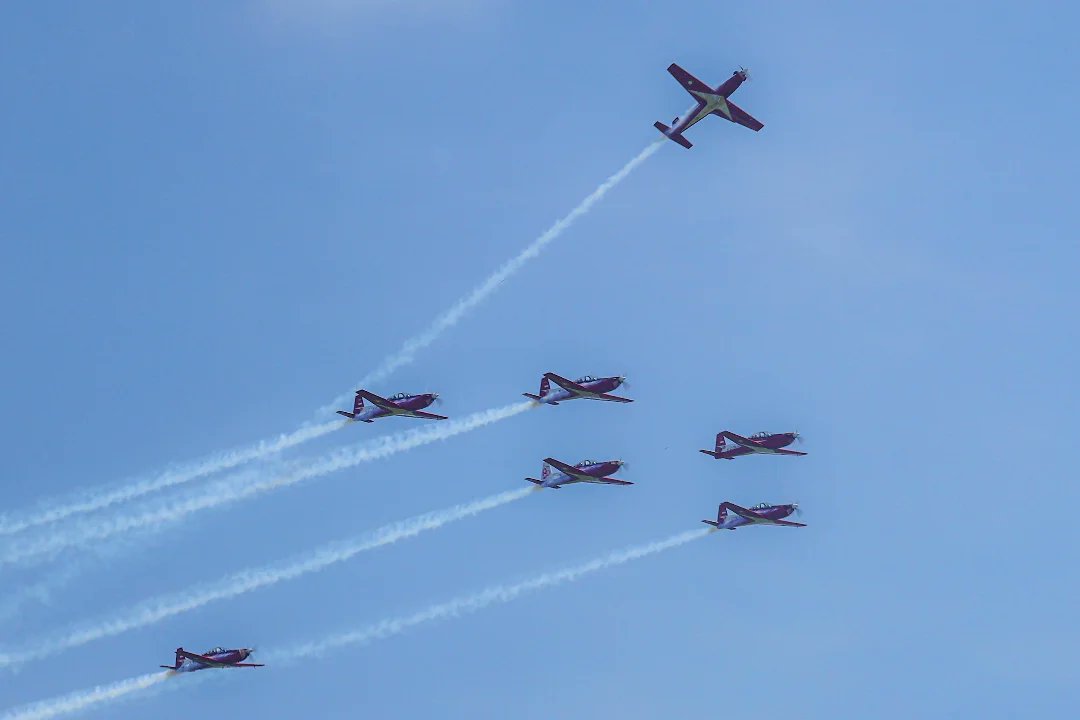 Jatosint's tweet photo. 🇮🇩🇧🇳 Indonesian Air Force #TNIAU Jupiter Aerobatic Team departed its home base in Yogyakarta for Brunei to take part in the Royal Brunei Armed Forces #RBAF 65th Anniversary Celebration (26/5)
📸@_TNIAU https://t.co/mKGJICS1bO