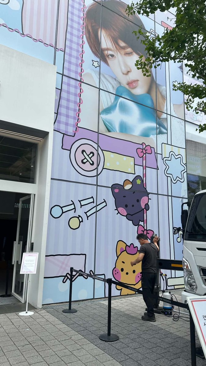 redemsi's tweet photo. They're setting up!!! 🥰 So excited https://t.co/D477xR8ts2