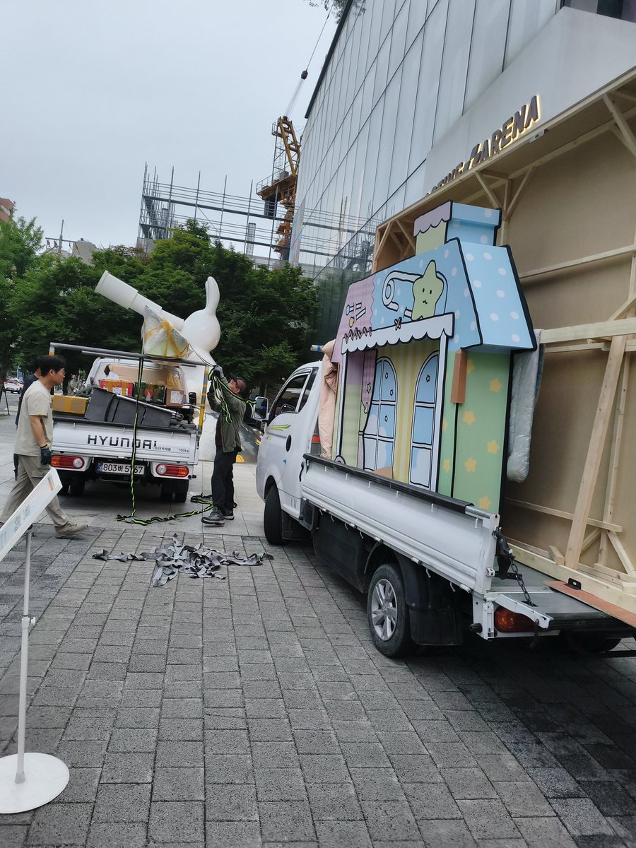 redemsi's tweet photo. They're setting up!!! 🥰 So excited https://t.co/D477xR8ts2