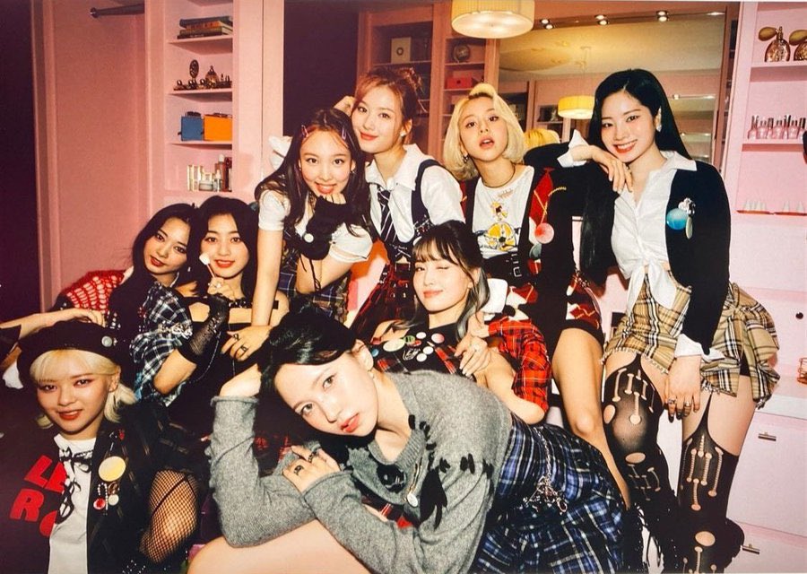 AllisonDeliva's tweet photo. @JYPETWICE They keep making history! So proud of you, TWICE, for making the First K-pop Female Group to Win at the AMA (American Music Awards)! 💗 https://t.co/KD7XP6CWpH