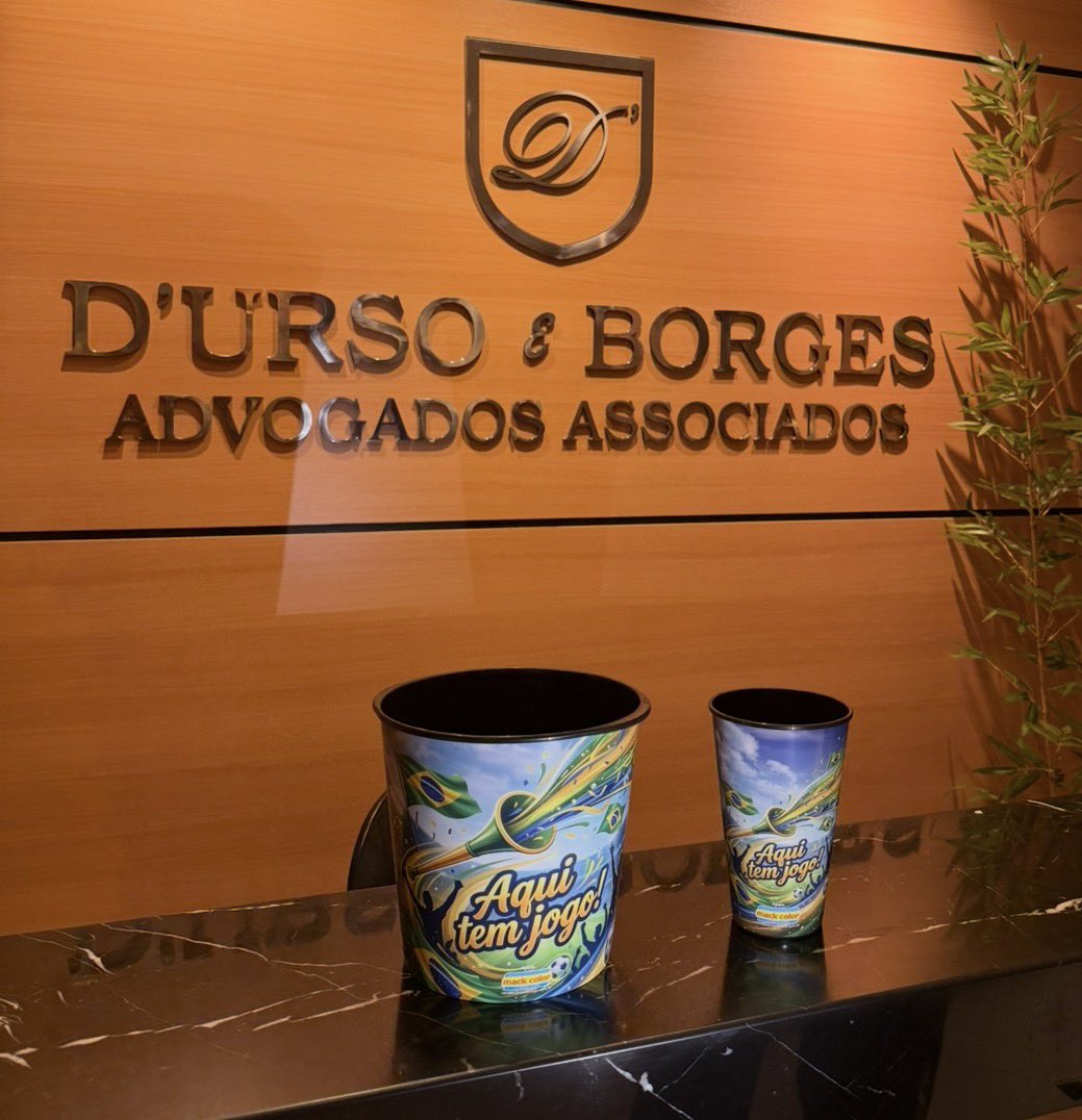 lfdurso's tweet photo. Recebi em meu escritório, do meu amigo Marcos Rossi, dono da Mack Color, este copo e o pote de pipoca, feitos para acompanhar a nossa torcida pelo Brasil na próxima Copa do Mundo! Está chegando a hora!!!! Obrigado! https://t.co/Yh5k8hNOHe