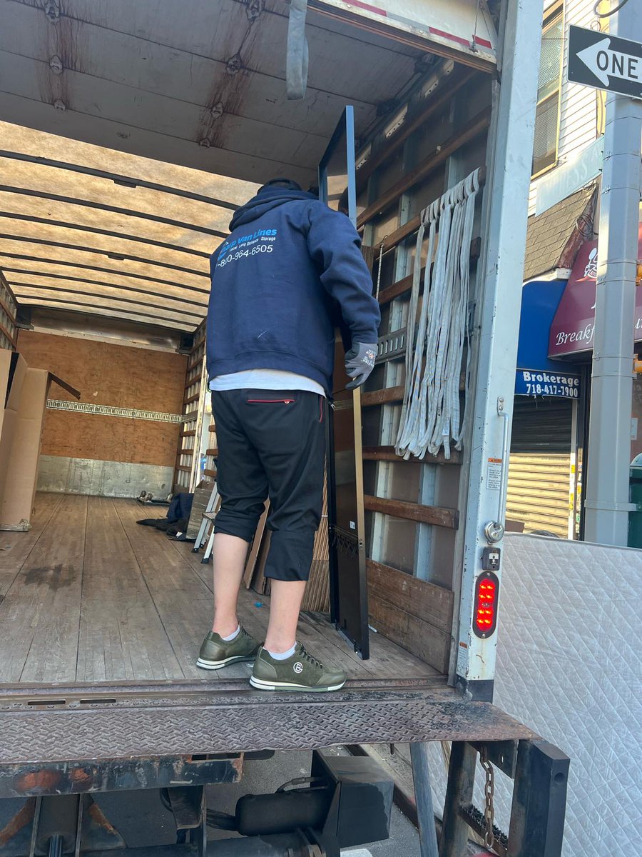sharpvanlines's tweet photo. Sharp Van Lines handling local moves with the usual combination of muscle, planning, moving blankets, straps, and a little bit of New York survival instinct. 🚚

#SharpVanLines #NYCMovers #MovingDay #LocalMovers #ProfessionalMovers #FurnitureMoving #ApartmentMove #MovingService https://t.co/KPHvpCe6jn