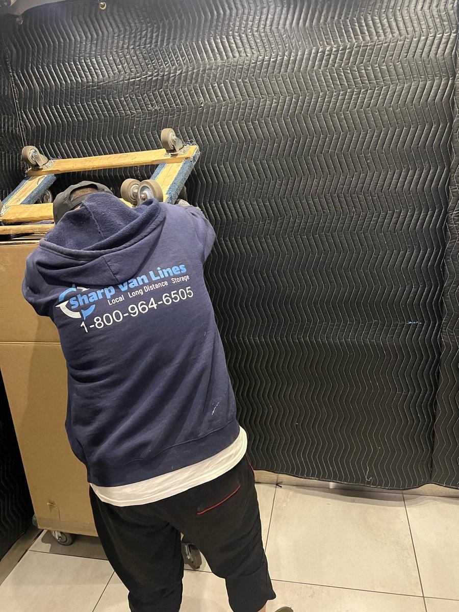 sharpvanlines's tweet photo. Sharp Van Lines handling local moves with the usual combination of muscle, planning, moving blankets, straps, and a little bit of New York survival instinct. 🚚

#SharpVanLines #NYCMovers #MovingDay #LocalMovers #ProfessionalMovers #FurnitureMoving #ApartmentMove #MovingService https://t.co/KPHvpCe6jn