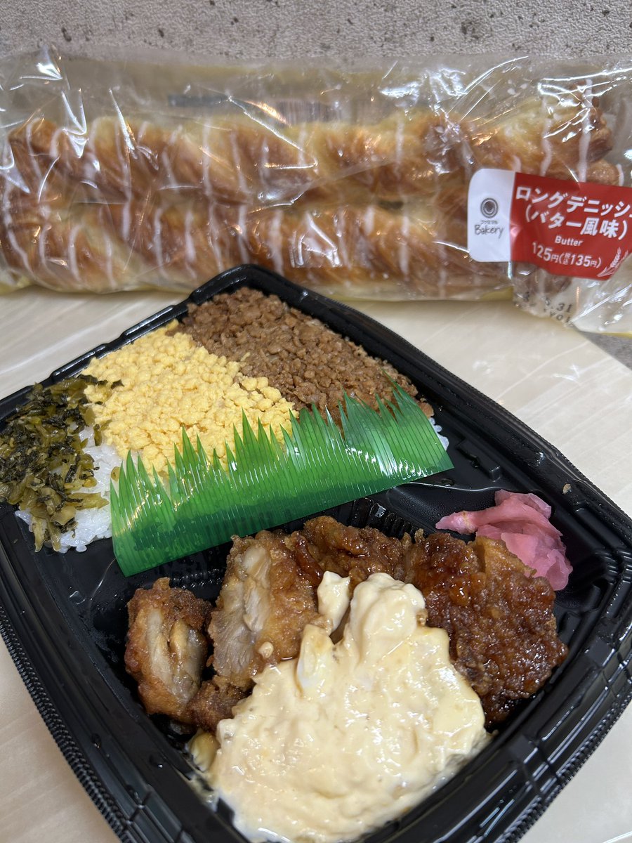 hashida_men's tweet photo. 久しぶりのファミマ活…「増量3色そぼろ&amp;チキン南蛮弁当」をいただく。今はどのコンビニも増量ブームかな？後ろのロングデニッシュが、結構お気に入りです。 https://t.co/MG9oRLisgS