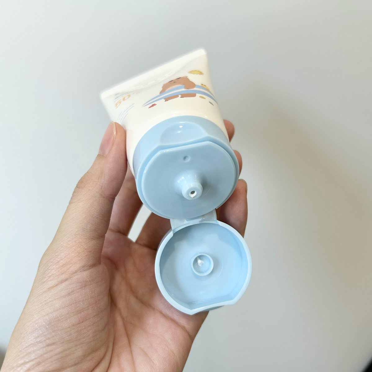 mutmeeqq's tweet photo. ล่าสุดไปเจอกันแดด Round lab baby mild sunscreen ที่เหมาะกับเด็กและคนที่ผิวแพ้ง่ายมากก เลยตำมาลอง สรุปใช้ดีมากก เนื้อเบา แล้วอ่อนโยนมากๆ ไม่คิดว่า Round lab จะทำกันแดดสำหรับเด็กออกมาได้ดีขนาดนี้ แล้วมี SPF50+ PA++++ ด้วยย กันแดดได้ดีเลยย🌤️ #RoundLabTH https://t.co/IwHNjYtjhl