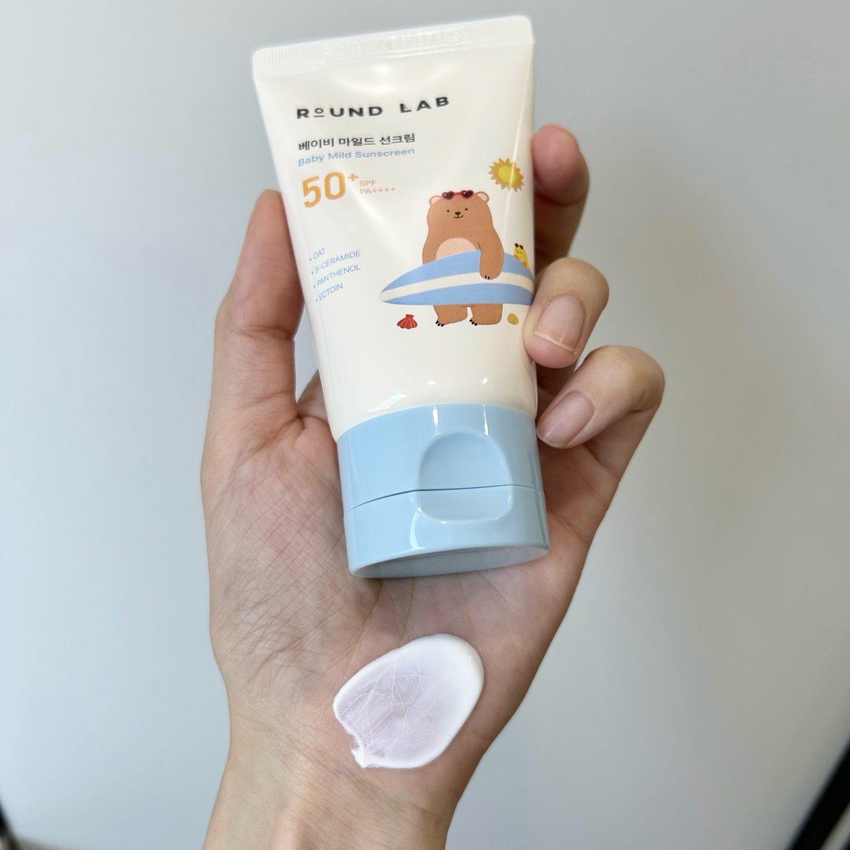 mutmeeqq's tweet photo. ล่าสุดไปเจอกันแดด Round lab baby mild sunscreen ที่เหมาะกับเด็กและคนที่ผิวแพ้ง่ายมากก เลยตำมาลอง สรุปใช้ดีมากก เนื้อเบา แล้วอ่อนโยนมากๆ ไม่คิดว่า Round lab จะทำกันแดดสำหรับเด็กออกมาได้ดีขนาดนี้ แล้วมี SPF50+ PA++++ ด้วยย กันแดดได้ดีเลยย🌤️ #RoundLabTH https://t.co/IwHNjYtjhl
