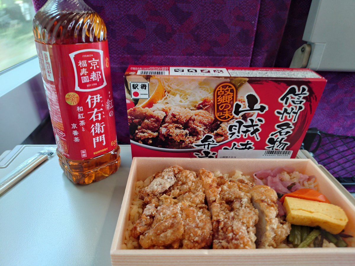 pyooo3's tweet photo. グリーン車でランチ

割り箸🥢がついている幸せ🐣 https://t.co/euLlxpPU8x